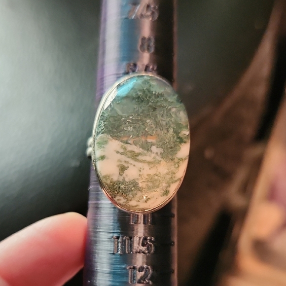 Jewelry - Elegant Green and White Stone Ring Size 10
